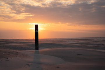 Strandpfosten vor der Sonne von Laura Bosch