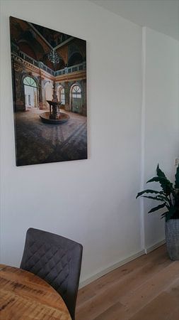 Verlassener Brunnen im Verfall.