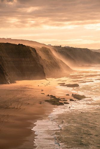 Kustklif van Portugal met zeelucht bij zonsondergang