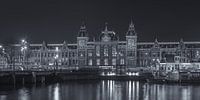 Amsterdam Centraal Station in de avond in zwart-wit - 2 van Tux Photography thumbnail