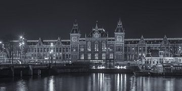 Amsterdam Centraal Station in de avond in zwart-wit - 2 van Tux Photography