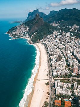 Uitzicht over de zee en stranden van Rio de Janeiro Ipanema en Leblon  vanuit helicopter van Michiel Dros