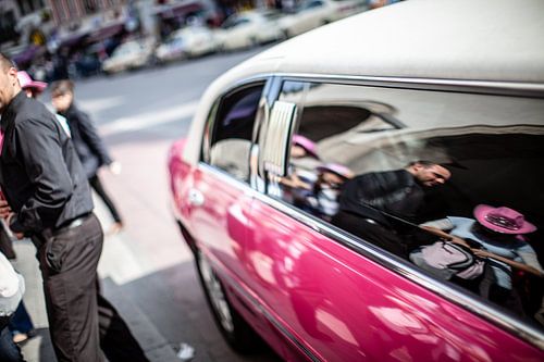 vrijgezelle dag in München met roze hoedjes en een limo