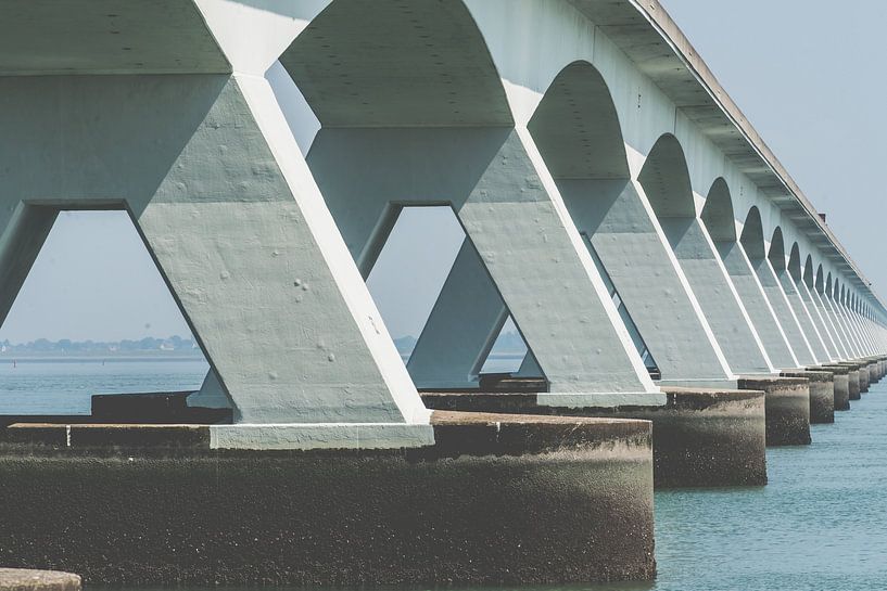 Pont de mer avec architecture industrielle par Fotografiecor .nl