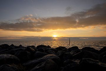 Magische Zonsondergang boven het IJsselmeer van Rik Brussel