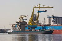 Schiffe im Hafen von Amsterdam während des Be- und Entladens.