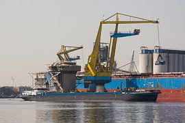 Schepen en overslag kranen in de haven Amsterdam van scheepskijkerhavenfotografie