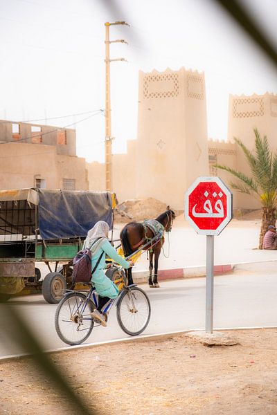 Une femme arabe fait du vélo dans une rue marocaine par Wouter Kuin
