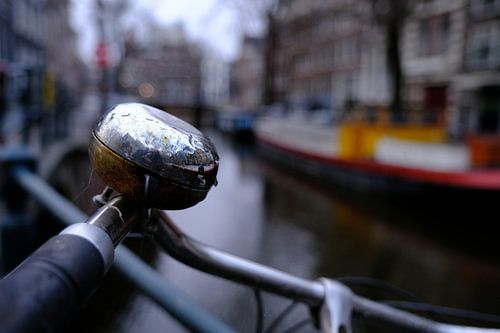 Fahrradklingel vor verblasstem Hintergrund Kanal