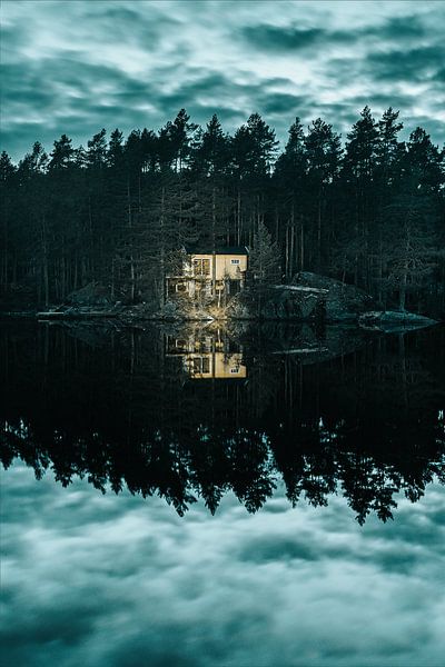 Cabane lumineuse au bord d'un lac réfléchissant avec un ciel spectaculaire par Joep van de Zandt