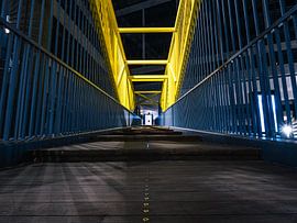 Nachtschot met een weg en reling