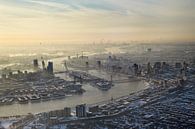Luchtopname van een winters, met sneeuw bedekt,  Rotterdam van Marco van Middelkoop thumbnail