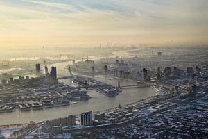 Luchtopname van een winters, met sneeuw bedekt,  Rotterdam van Marco van Middelkoop