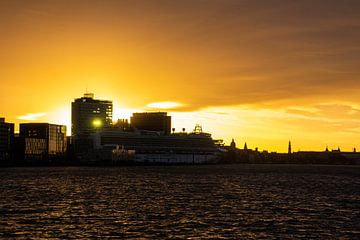 Amsterdam en Cruiseschip tijdens zonsondergang van Brenda bonte