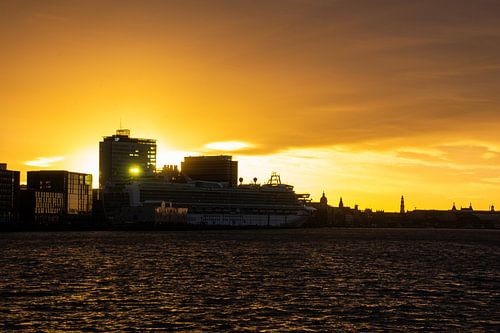 Amsterdam et bateau de croisière au coucher du soleil