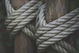 Safe Haven, geknoopte touwen in haven van Byroosmarijn