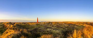 Schiermonnikoog Panoramablick in den Dünen mit dem Leuchtturm  von Sjoerd van der Wal