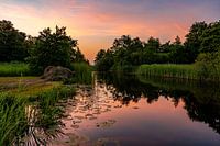 Zonsondergang reflectie in het water