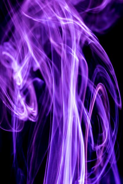 Violette en witte rook op een zwarte achtergrond von Robert Wiggers