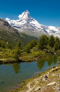 Matterhorn und Grindjisee in Zermatt an einem Sommertag