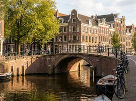 Amsterdamer Brücke über ruhigen Kanal
