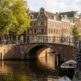 Pont d'Amsterdam sur un canal tranquille sur But First Framing