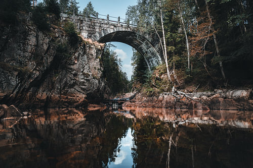 Zweedse natuur - Brede fotoprint van de stenen boogbrug over de Halgån rivierbedding