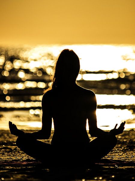 YOGA SUR LA PLAGE # 06 par JORG BECKER