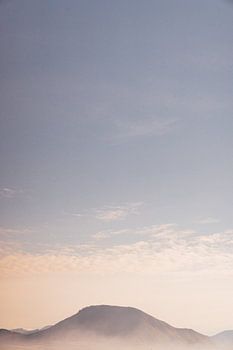 Impression d'art : paysage de montagne à l'aube