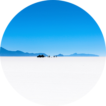 Uitzicht op reisgezelschap in de Salar de Uyuni zoutwoestijn in Bolivia van Wout Kok