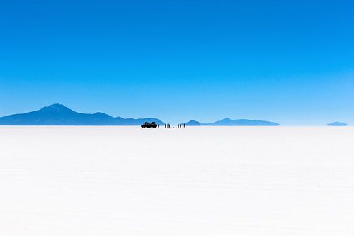 View of tour group in the Salar de Uyuni salt desert in Bolivia