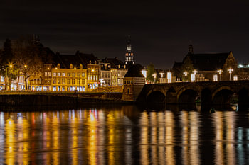 Die Skyline von Maastricht am Abend mit Blick auf die Saint-Servaas-Brücke und das alte Stokstraat -