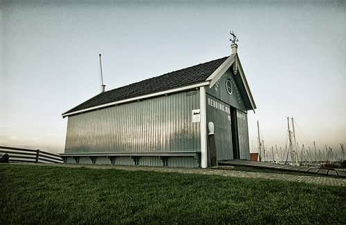 Hindeloopen Friesland in Nederland. Haven en Noord- en Zuidhollandse Reddingsmaatschappij.