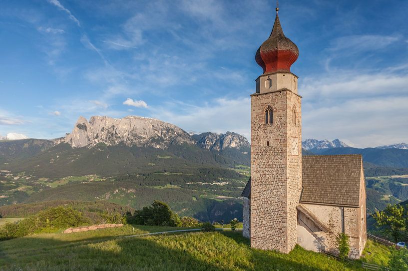 Nicolaaskerk in Mittelberg am Ritten, Zuid-Tirol van Christian Müringer