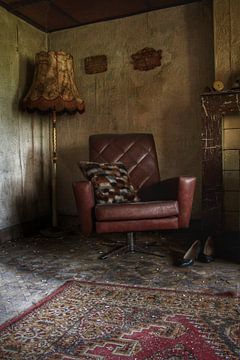 Spookachtige stoel in een verlaten kamer ergens in belgie van Melvin Meijer