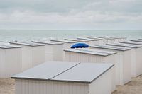 Parasol tussen strandhutten
