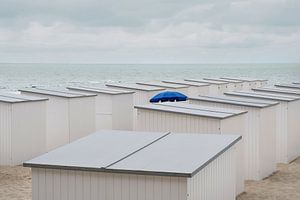 Sonnenschirm zwischen den Strandhütten von Arno Maetens