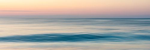 FOTOGRAFIE Panorama golf aan zee vervaagd - ICM