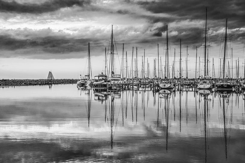 Abendunterhaltung im Hafen von Stavoren in Friesland von Harrie Muis