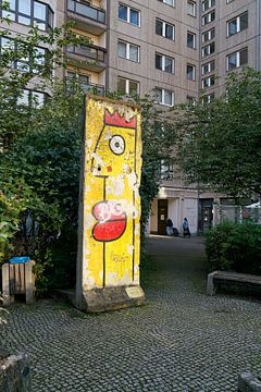 Origineel deel van de Berlijnse Muur in een achtertuin in Berlijn van Heiko Kueverling