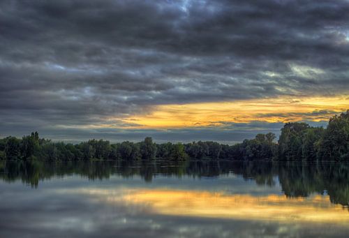 Wolken über einem See