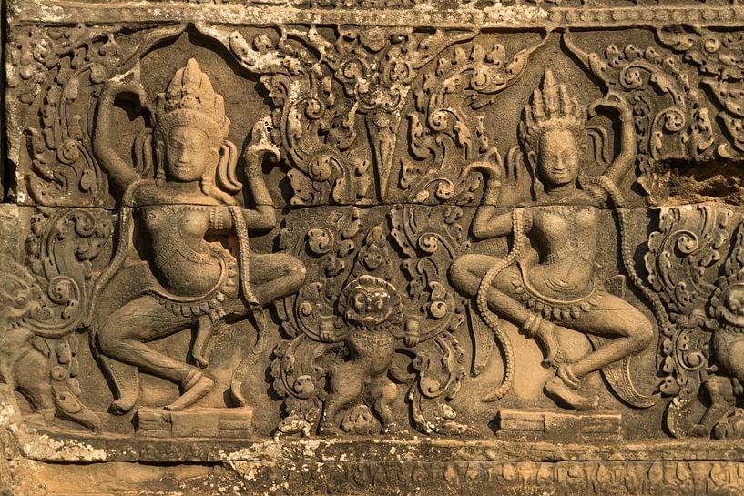 Apsara in Angkor Thom, Cambodja van Peter Schickert