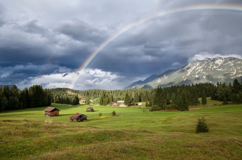 Regenbogen über den Alpen van Olha Rohulya