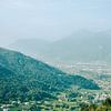 Uitzicht over het dal van Arco, Italië van Manon Verijdt