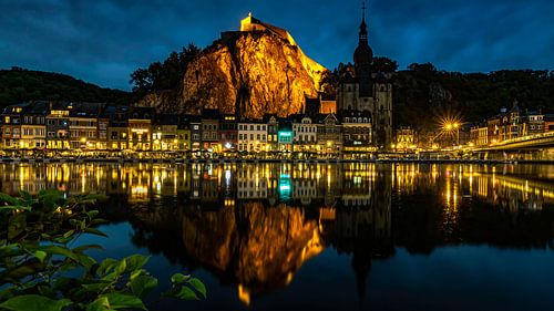 Dinant während der blauen Stunde