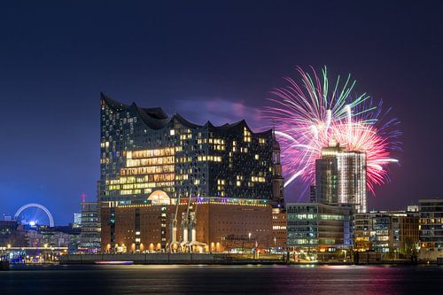 Vuurwerk boven Hamburg van Nils Steiner