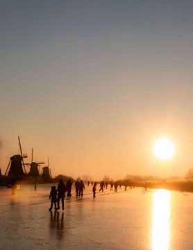 Mit Sonnenaufgang auf dem Schlittschuh am Kinderdijk von Leander Janssen