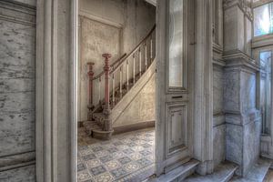 Urbex-Treppe in einem verlassenen Gebäude von Urbex & Preciousdecay by Sandra