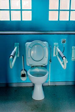 Toilettes bleues HDR urbex pour handicapés