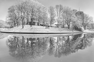 L'hiver et le canal de Leeuwarden en noir et blanc sur Harrie Muis